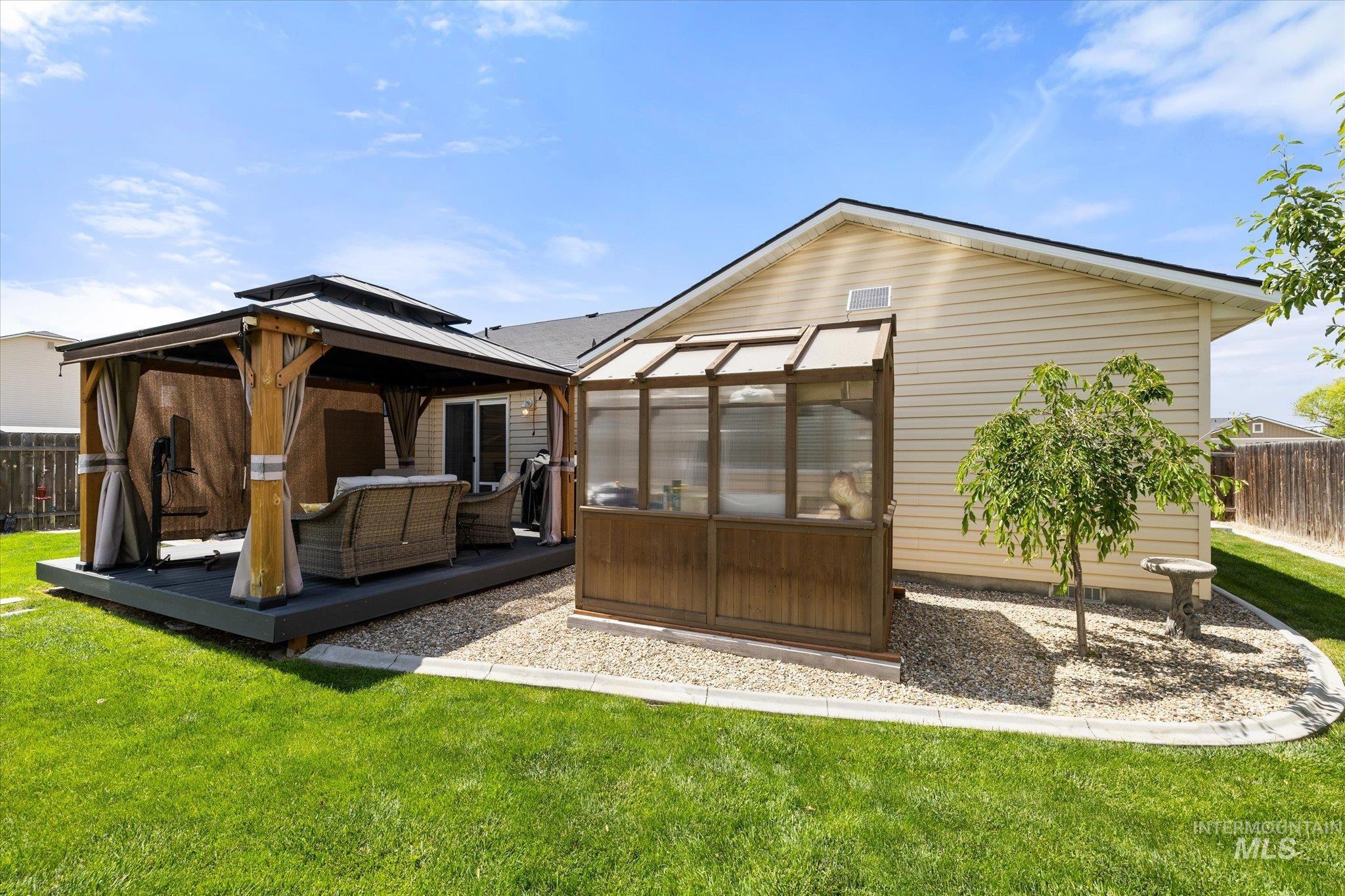 5401 Barkley Way Caldwell, ID 83607 - Photo 28 of 35 Expansive backyard featuring a manicured lawn and a gravel-bordered patio area