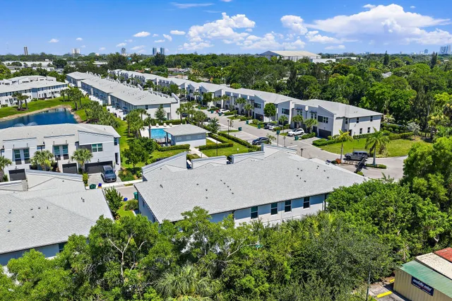 $425,000 | 5611 Enclave Drive, Mangonia Park, FL 33407