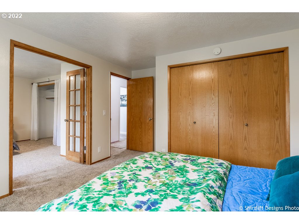 78566 Cedar Park Road Cottage Grove, OR 97424 - Photo 20 of 32 a view of an empty room with closet and entryway