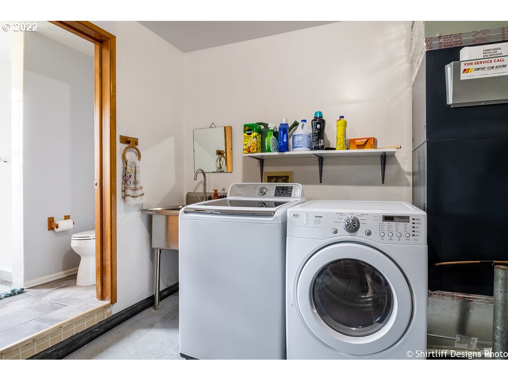 78566 Cedar Park Road Cottage Grove, OR 97424 - Photo 21 of 32 a utility room with dryer and washer