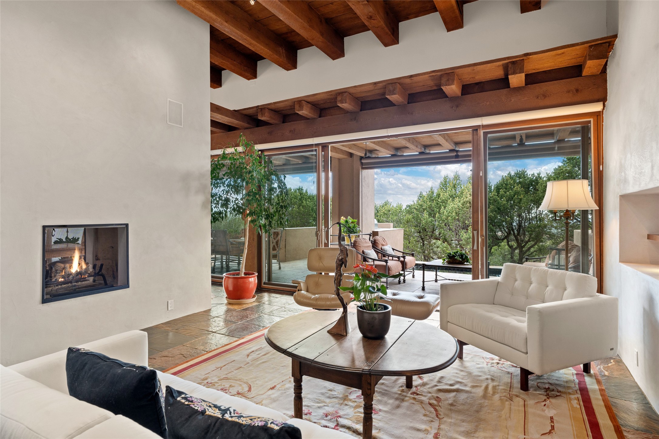 Glamorous living room opening onto the portal, the view, privacy, and silence