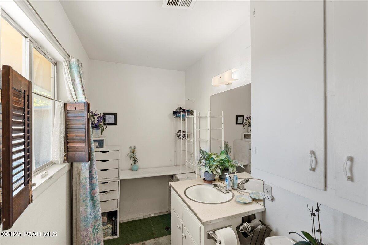 2009 Estrella Road Prescott, AZ 86305 - Photo 11 of 19 15-Primary Bathroom