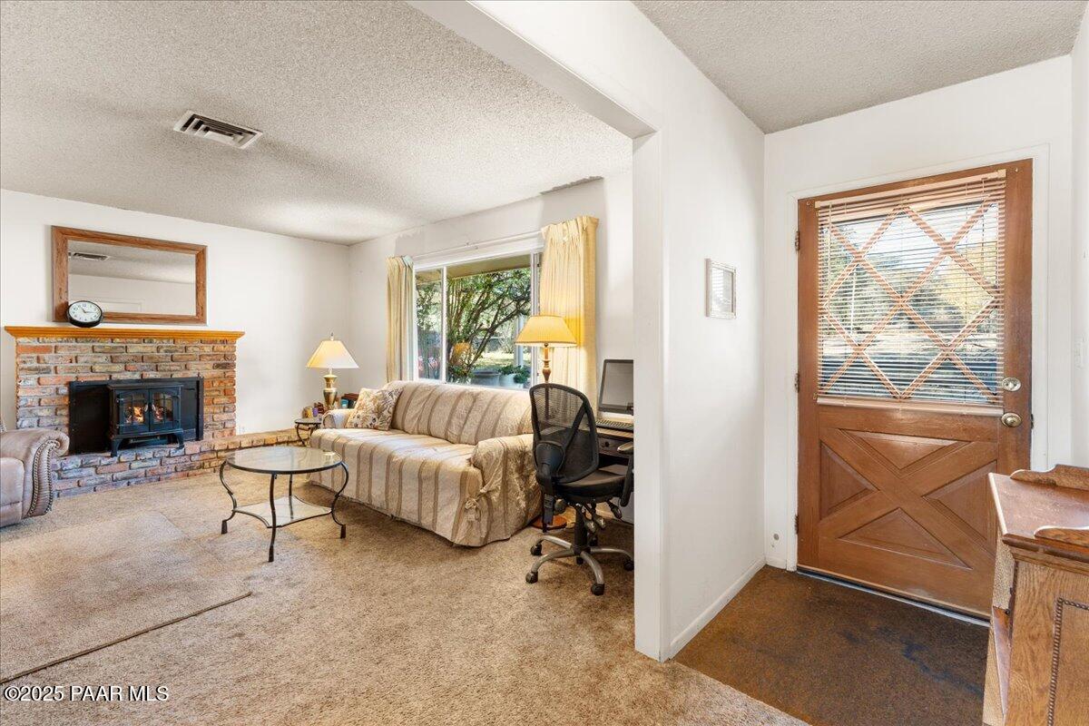 2009 Estrella Road Prescott, AZ 86305 - Photo 3 of 19 03-Foyer & Living Room