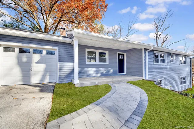 a view of a house with a yard