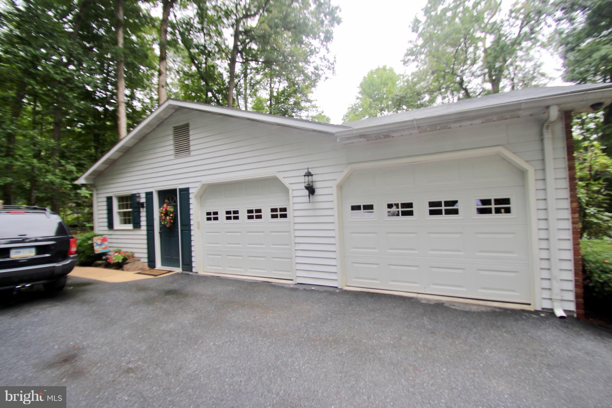 547 Hess Road Elizabethtown, PA 17022 - Photo 3 of 42 LEFT SIDE