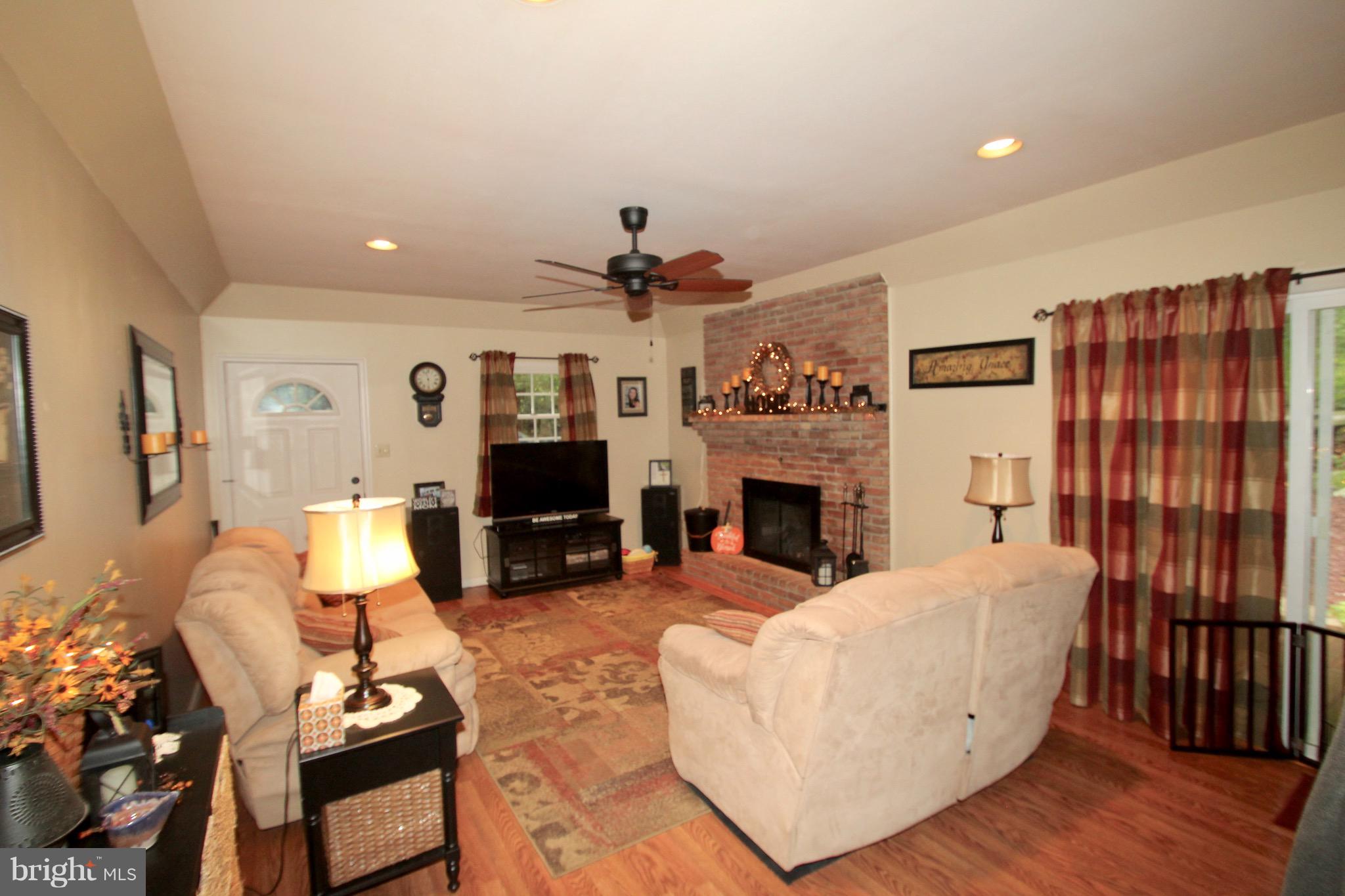 547 Hess Road Elizabethtown, PA 17022 - Photo 21 of 42 1ST FLOOR FAMILY ROOM