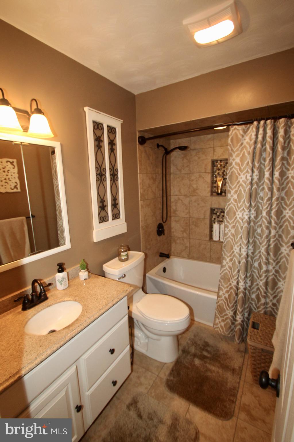 547 Hess Road Elizabethtown, PA 17022 - Photo 30 of 42 MAIN BATH