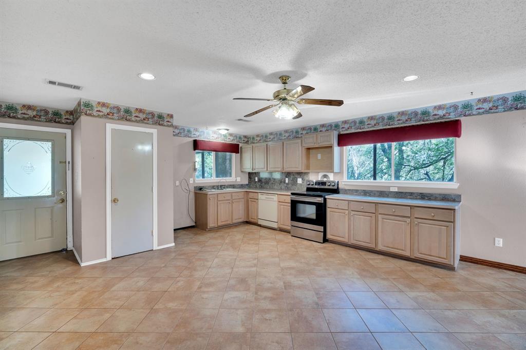 488 Loma Linda Road Palmer, TX 75152 - Photo 24 of 39 a large kitchen with a large window cabinets and stainless steel appliances