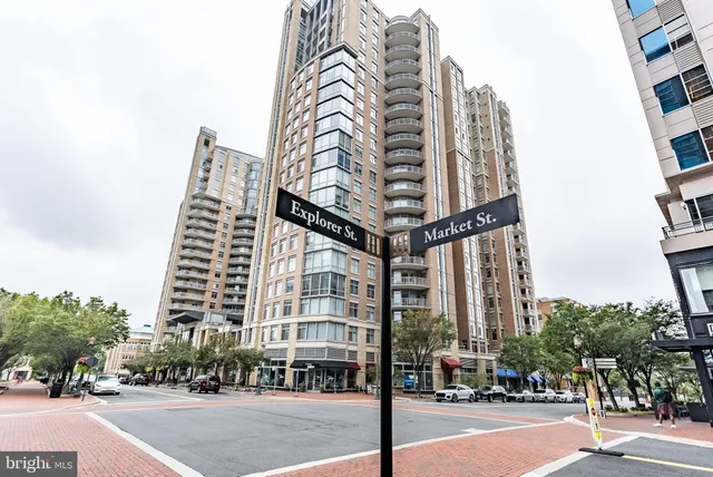 a view of a tennis court