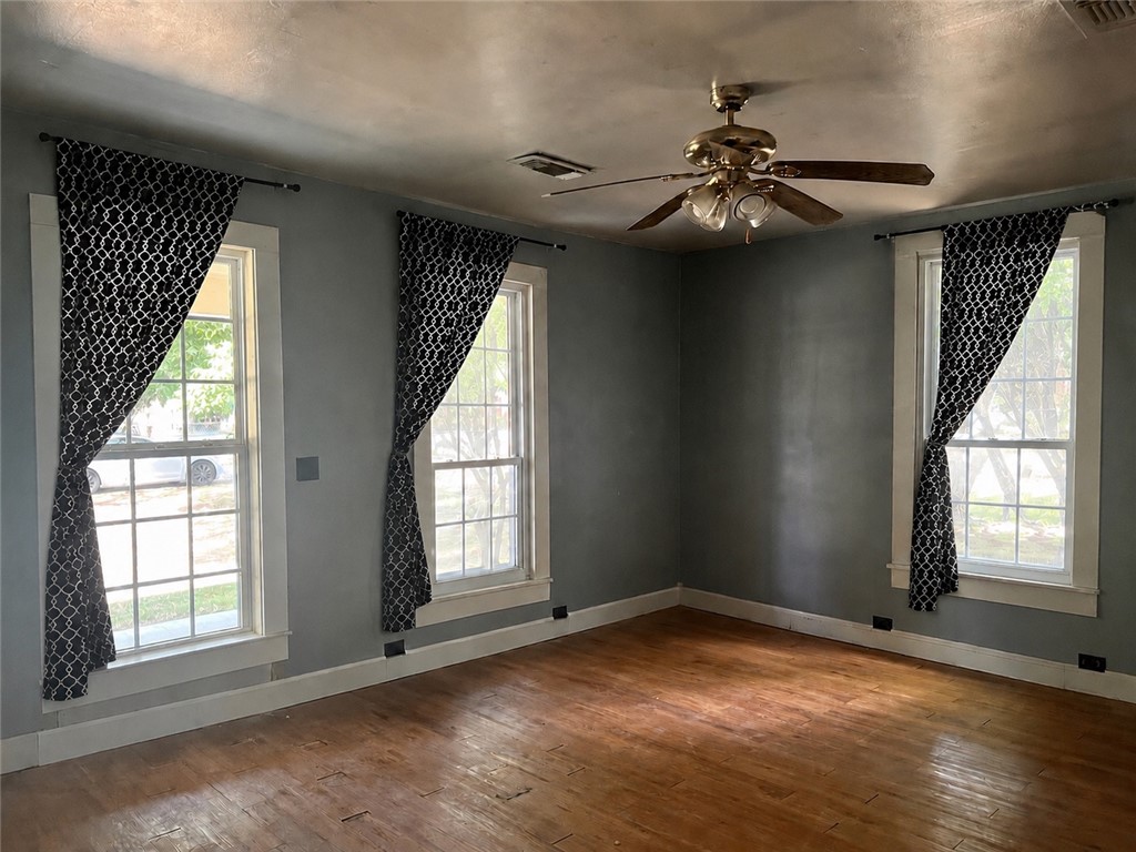 616 Sharp Street Franklin, TX 77856 - Photo 3 of 8