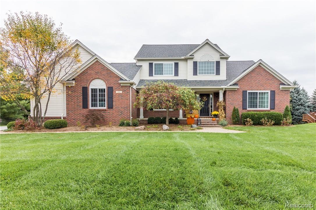 916 Ridgeview Circle Lake Orion, MI 48362 - Photo 1 of 70 Exteriors (3 of 8).jpg