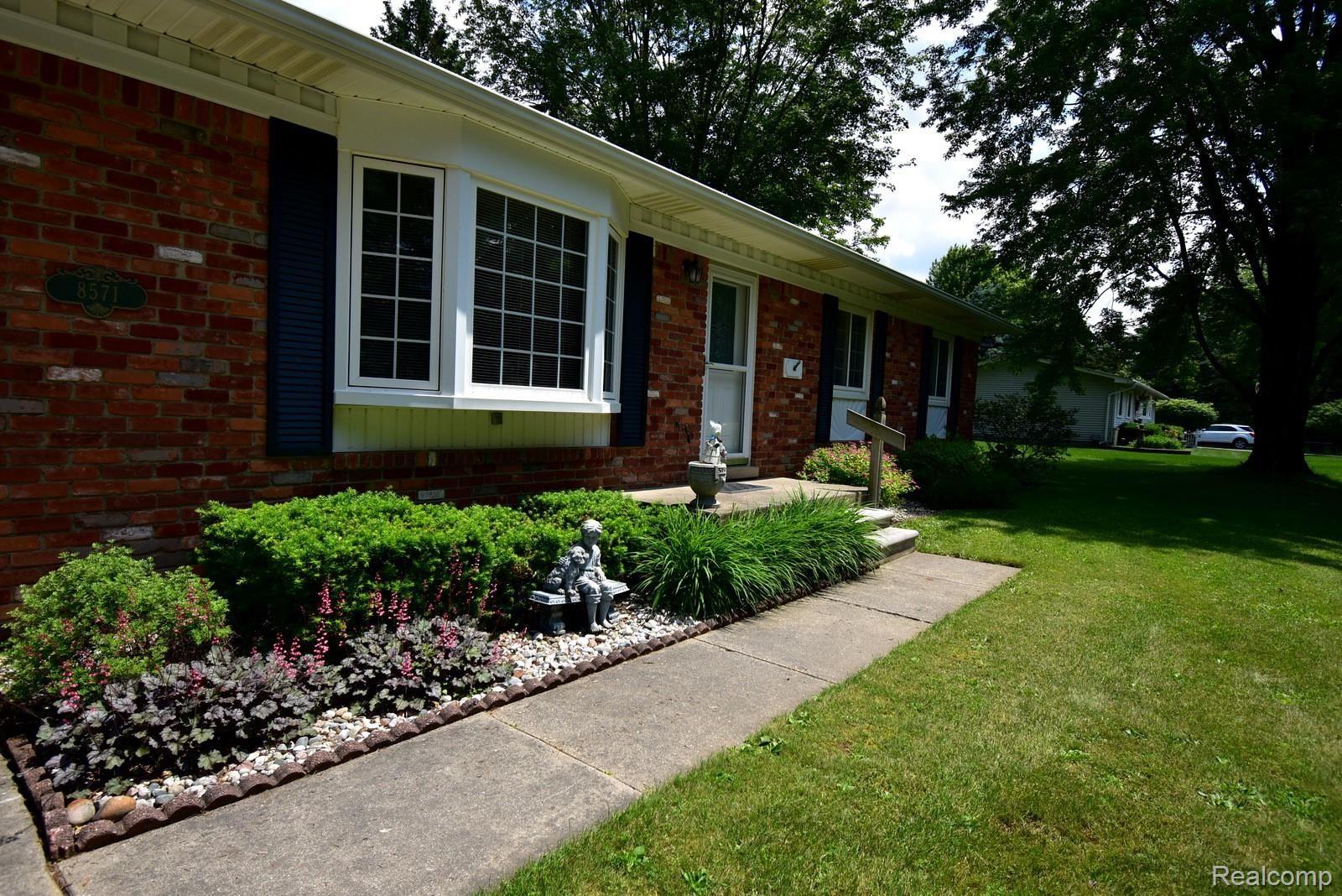 8571 Farley Road Pinckney, MI 48169 - Photo 3 of 32 3 LANDSCAPE.JPG