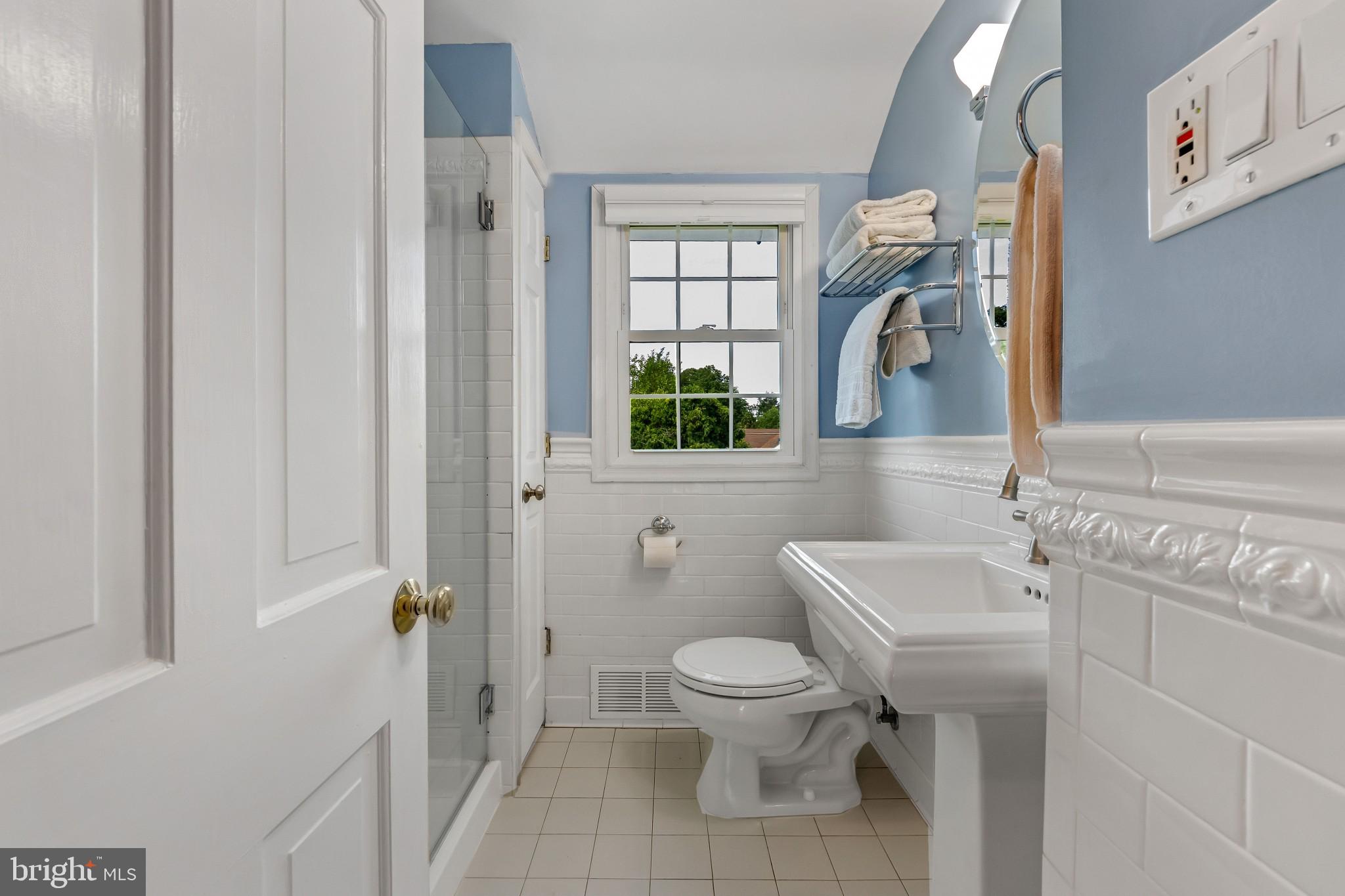 117 Dewey Road Cheltenham, PA 19012 - Photo 17 of 27 Full hall bath