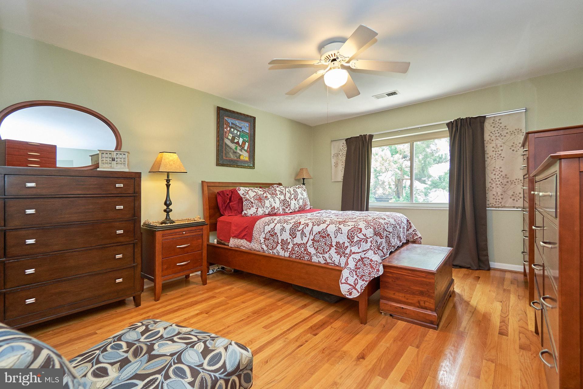 1509 Inlet Court Reston, VA 20190 - Photo 15 of 29 Master bedroom