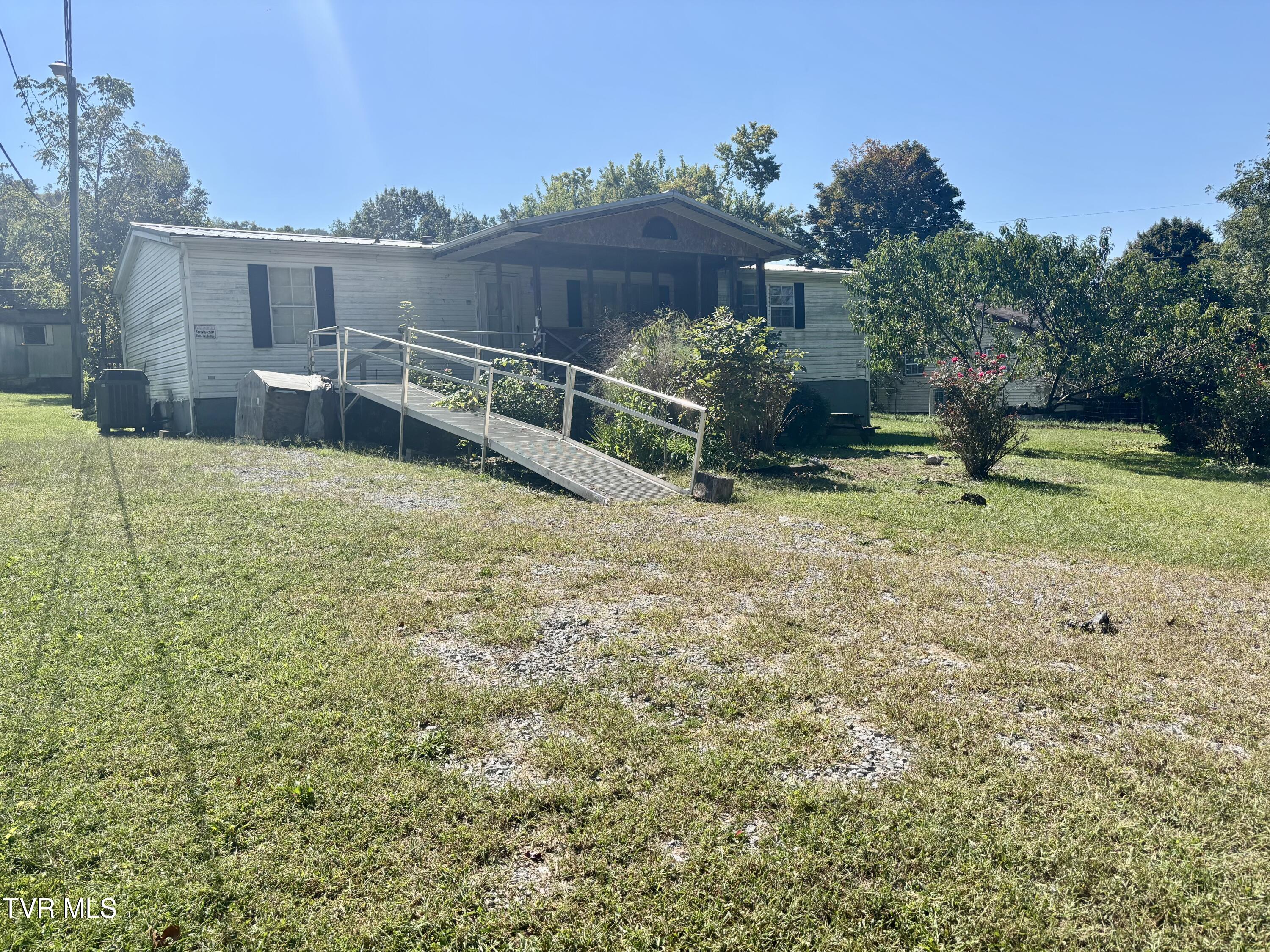 6201 Old Woodway Road Pennington Gap, VA 24277 - Photo 3 of 21 IMG_3753