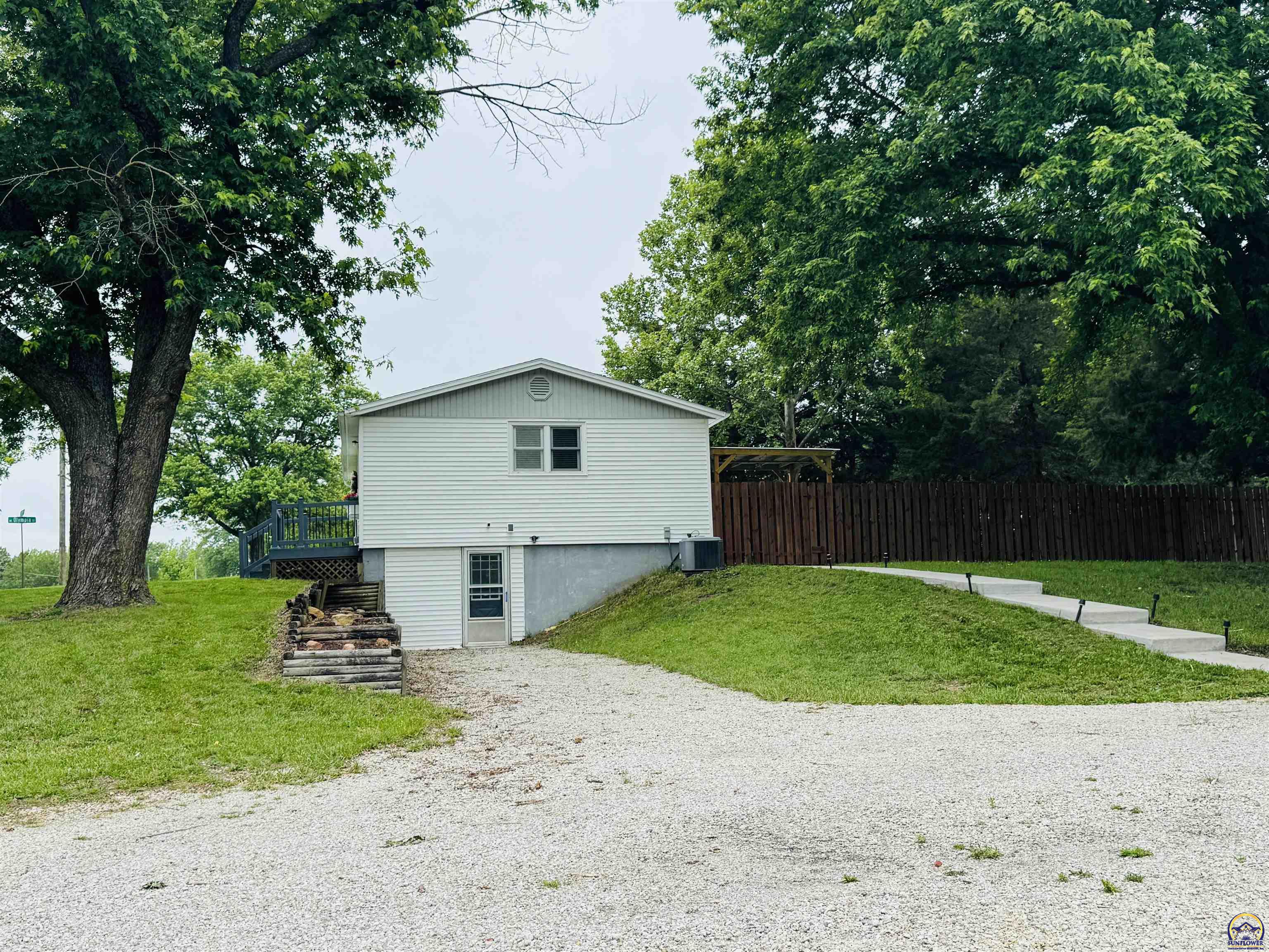 320 Northeast 58th Street Topeka, KS 66617 - Photo 5 of 49