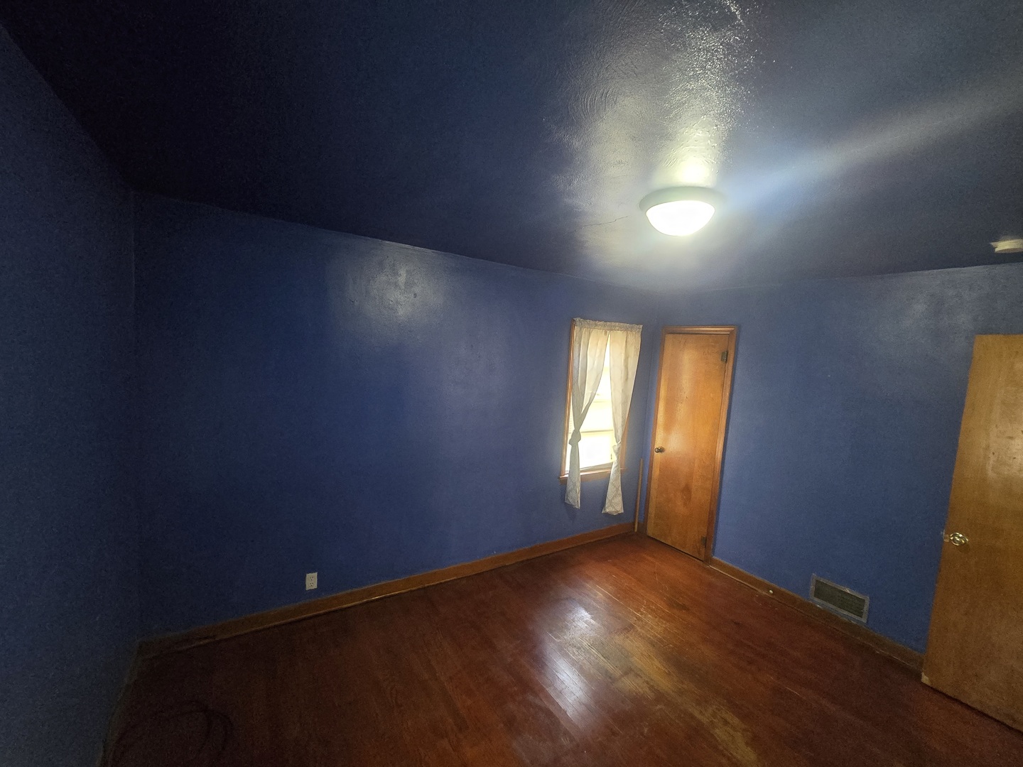 566 Hirsch Avenue Calumet City, IL 60409 - Photo 19 of 29 an empty room with windows and closet