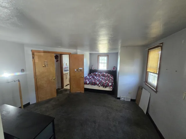 a view of livingroom with furniture