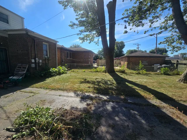 a view of a back yard of the house