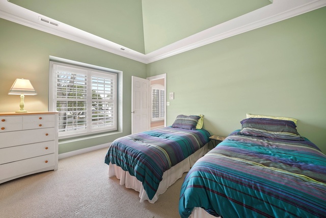 8 Princeton Road Hinsdale, IL 60521 - Photo 22 of 39 a bedroom with two beds and a large window