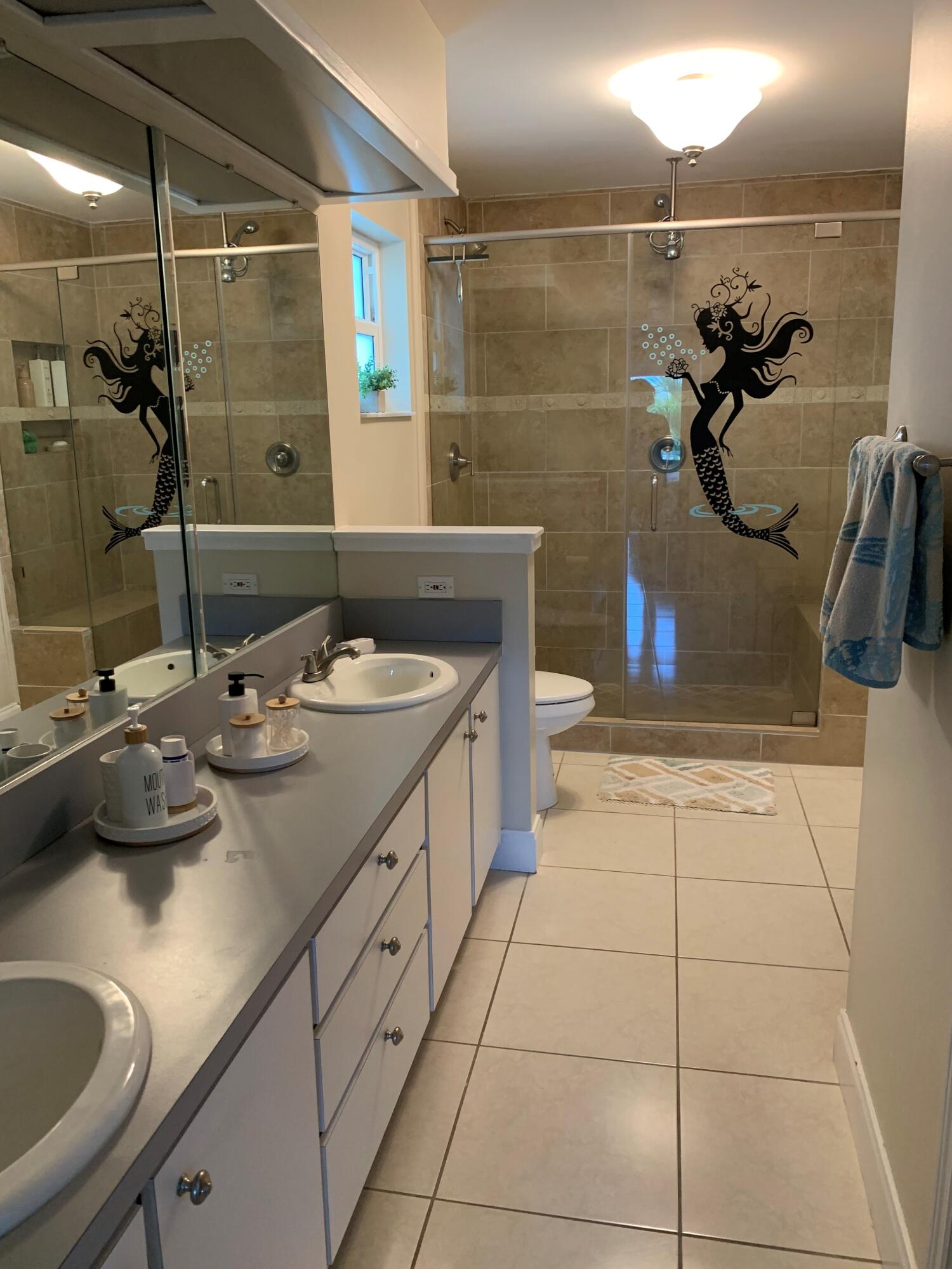 112 Captains Court Tavernier, FL 33070 - Photo 24 of 41 a bathroom with a sink a tub and a mirror