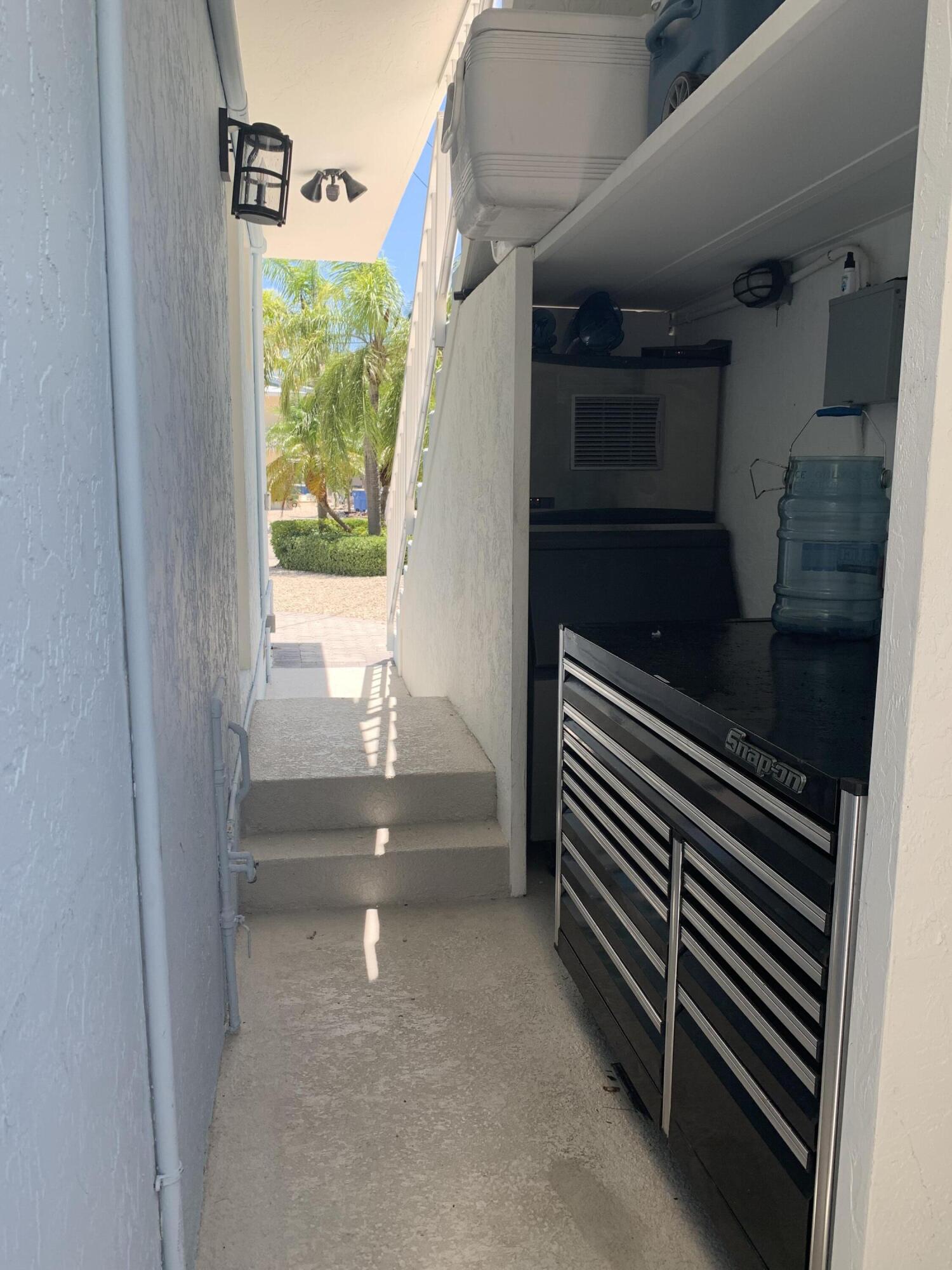 112 Captains Court Tavernier, FL 33070 - Photo 38 of 41 a view of entryway and hall