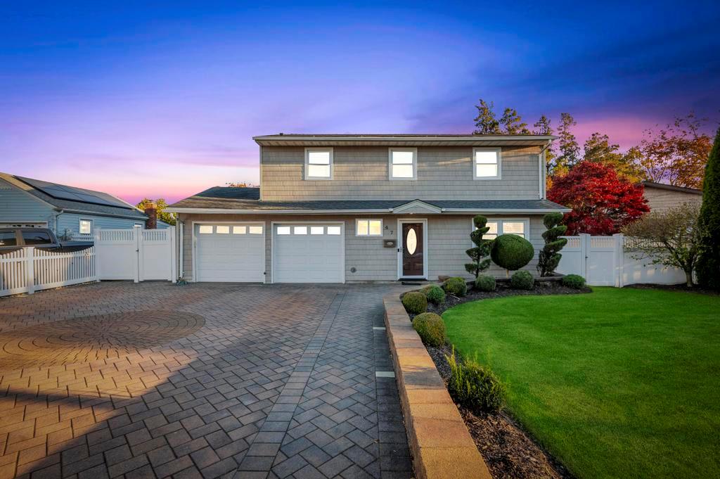 a view of a back yard of the house