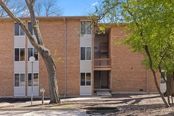 $2,200 | 5821 Oakwood Drive, Unit A, Lisle, IL 60532