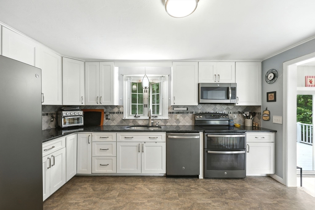 59 Searle Road South Hadley, MA 01075 - Photo 4 of 36 Gallery Image 4