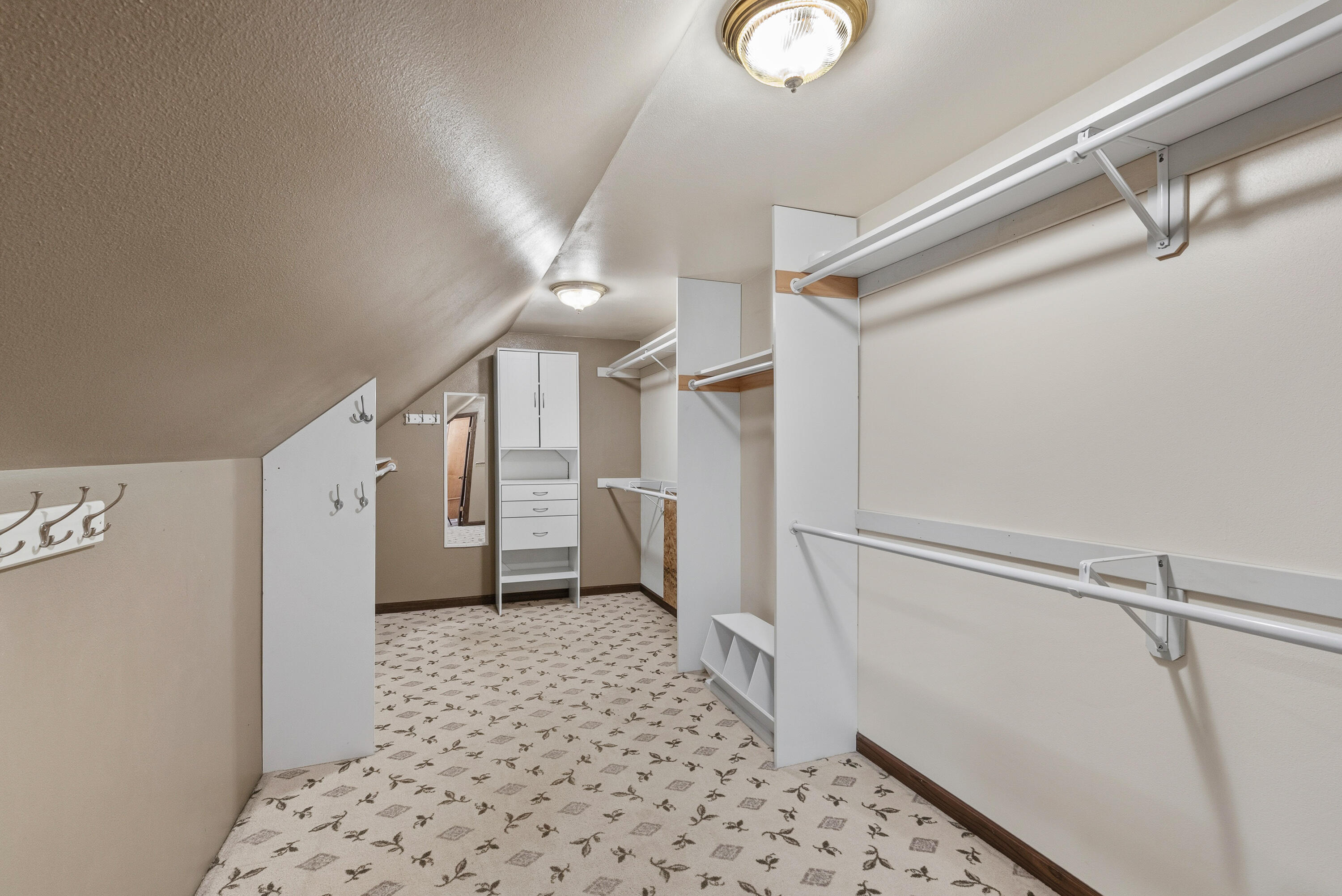 14830 Woodbridge Road Brookfield, WI 53005 - Photo 18 of 28 Primary Walk-in Closet