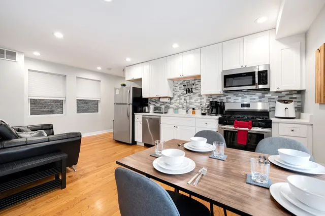 $2,750 | 2440 West 24th Place, Unit 1F, Chicago, IL 60608