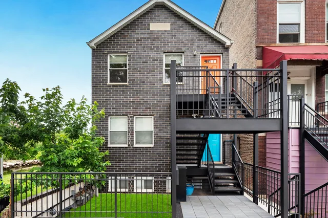 $2,750 | 2440 West 24th Place, Unit 1F, Chicago, IL 60608