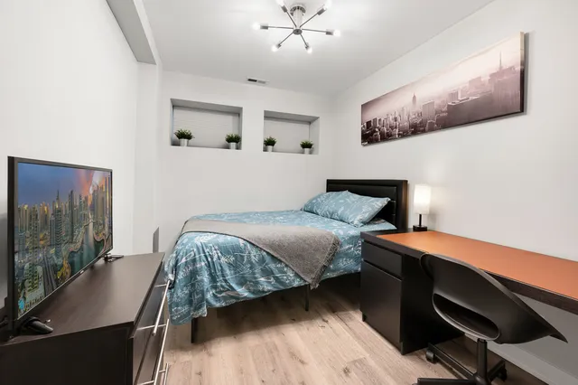 $2,750 | 2440 West 24th Place, Unit 1F, Chicago, IL 60608