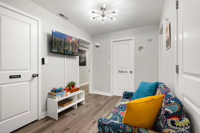 $2,750 | 2440 West 24th Place, Unit 1F, Chicago, IL 60608