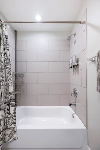 $2,750 | 2440 West 24th Place, Unit 1F, Chicago, IL 60608