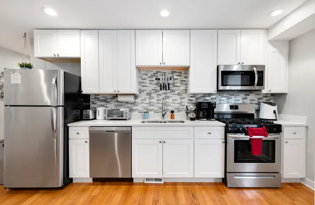 $2,750 | 2440 West 24th Place, Unit 1F, Chicago, IL 60608