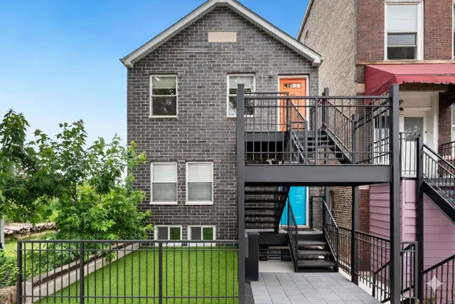 $2,750 | 2440 West 24th Place, Unit 1F, Chicago, IL 60608