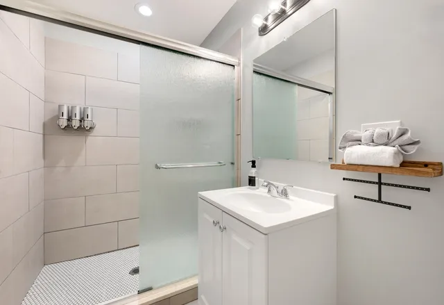 $2,750 | 2440 West 24th Place, Unit 1F, Chicago, IL 60608