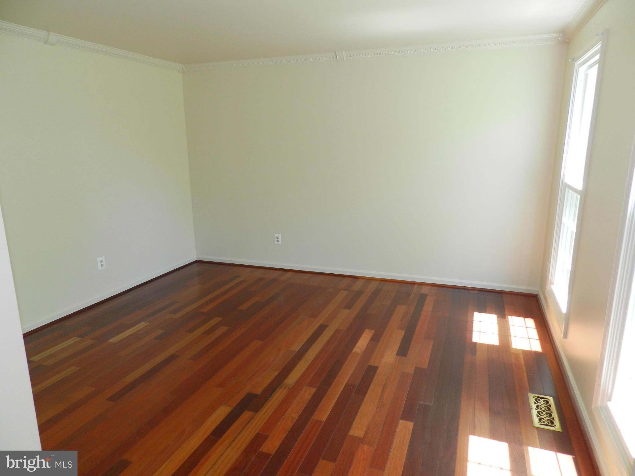 16909 Hoskinson Road Poolesville, MD 20837 - Photo 13 of 30 Living Room