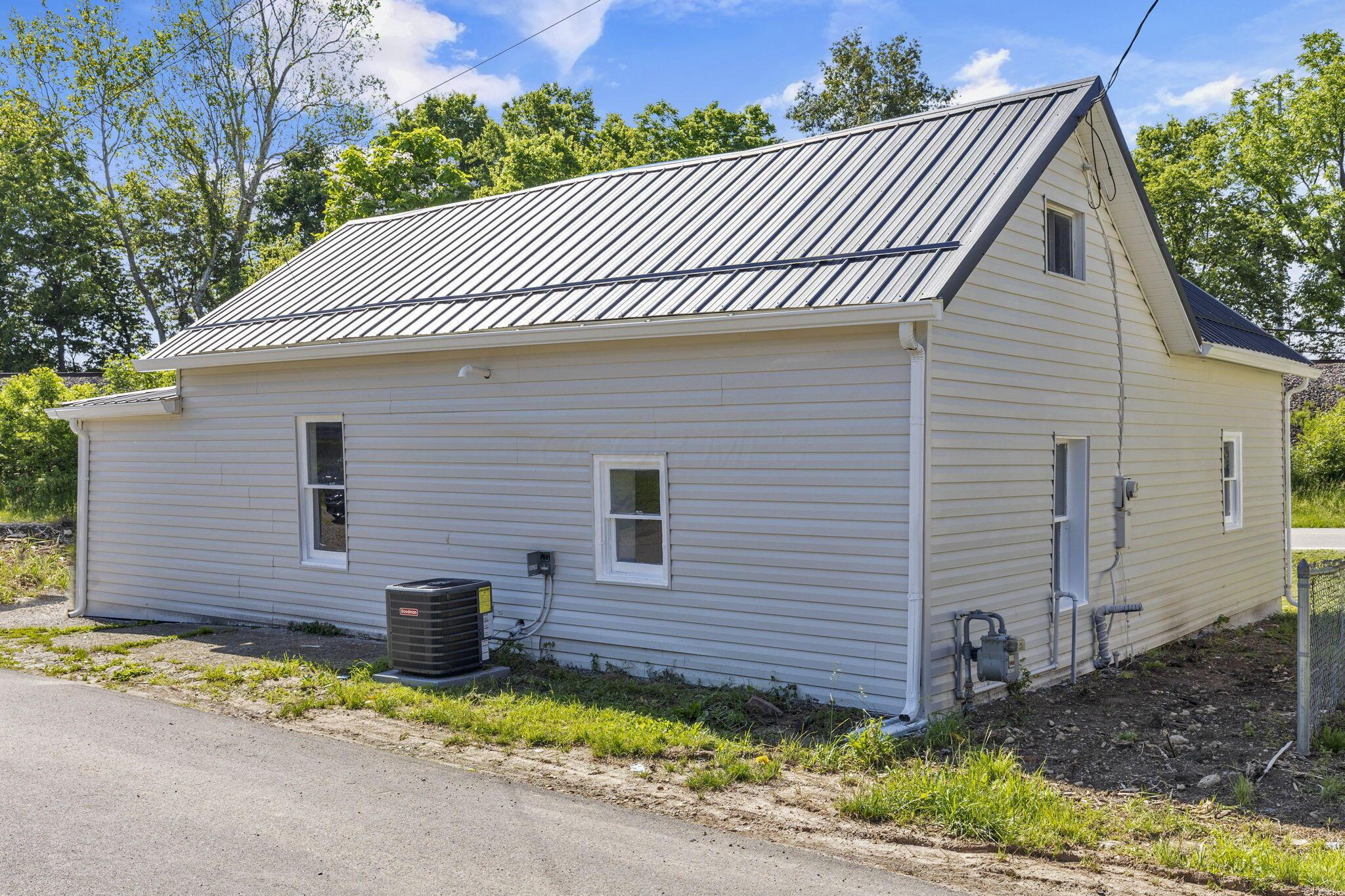242 London Road West Jefferson, OH 43162 - Photo 19 of 21 25-web-or-mls-011A1849