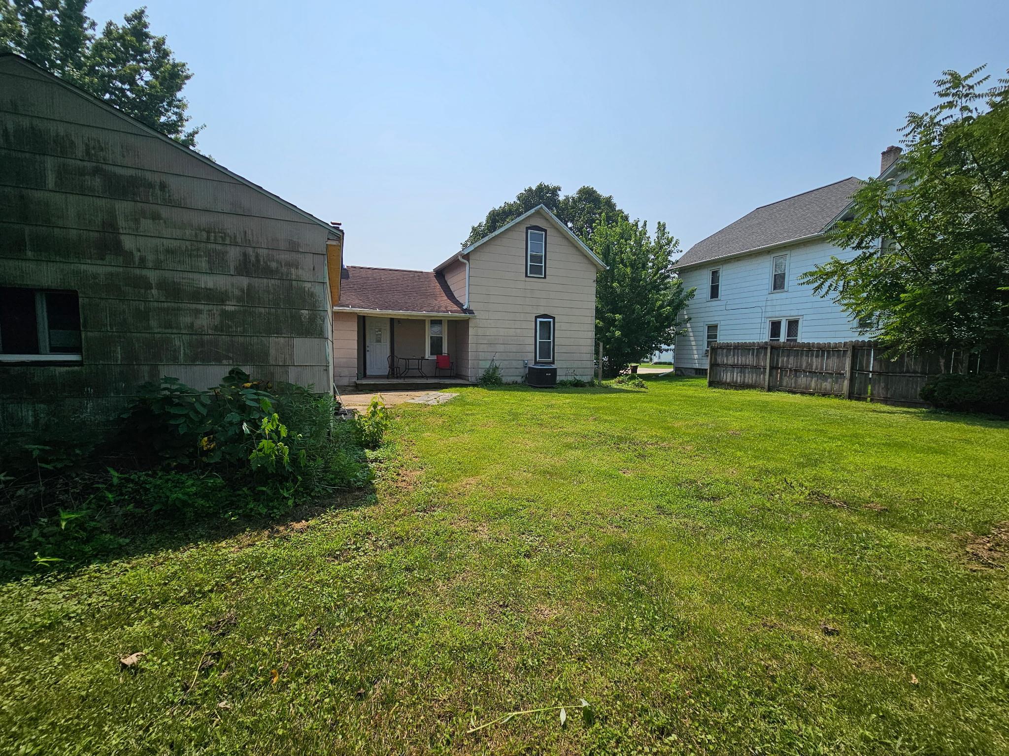 302 East Park Street Morrison, IL 61270 - Photo 10 of 10 a front view of house with yard and green space