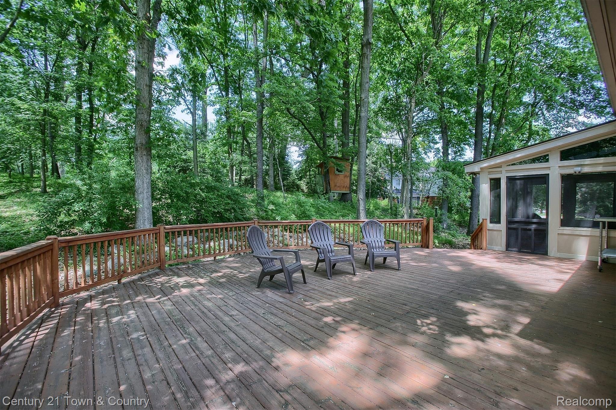 520 Maryknoll Drive Rochester, MI 48309 - Photo 29 of 30 29-Deck.jpg