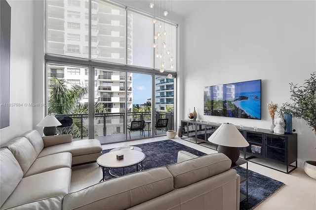 $3,500 | 6000 Collins Avenue, Unit 527, Miami Beach, FL 33140