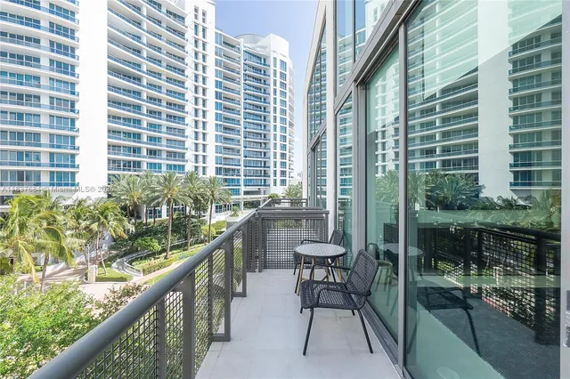 $3,500 | 6000 Collins Avenue, Unit 527, Miami Beach, FL 33140