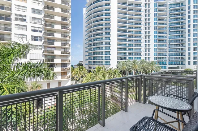 $3,500 | 6000 Collins Avenue, Unit 527, Miami Beach, FL 33140