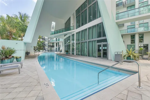 $3,500 | 6000 Collins Avenue, Unit 527, Miami Beach, FL 33140