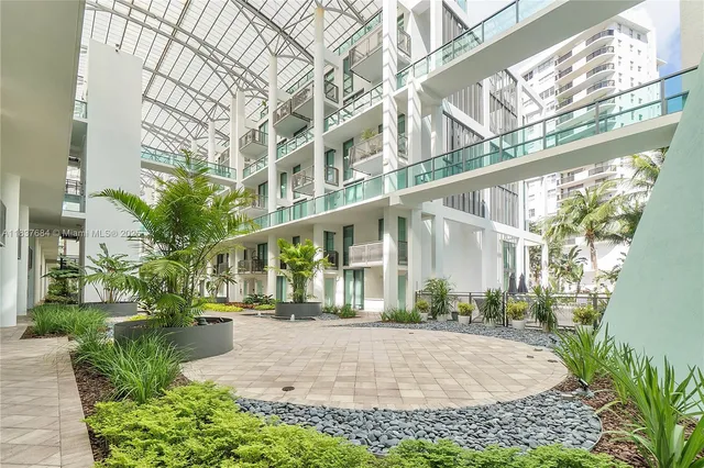 $3,500 | 6000 Collins Avenue, Unit 527, Miami Beach, FL 33140