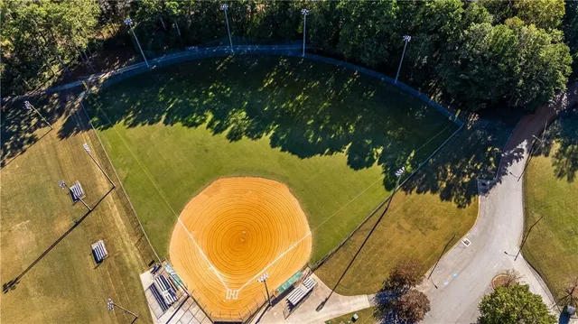 a view of a backyard