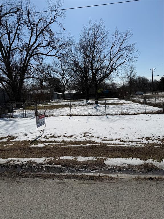 714 Potter Street Gainesville, TX 76240 - Photo 2 of 3 View of yard covered in snow
