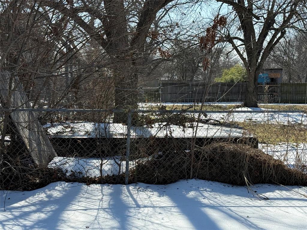 714 Potter Street Gainesville, TX 76240 - Photo 3 of 3 View of yard layered in snow